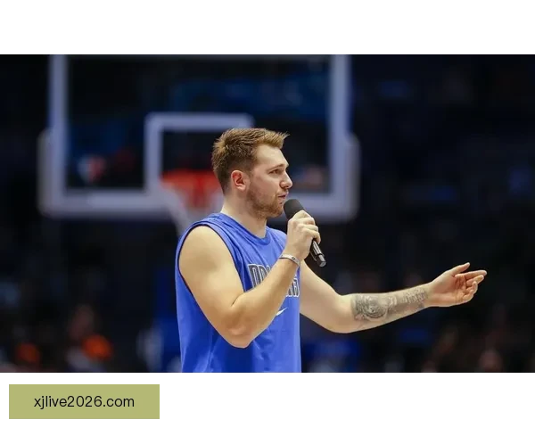 范德比尔特调侃东契奇穿衣走秀 逼穿自家球衣戴金链展现时尚感